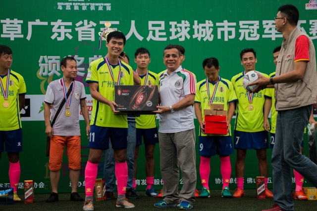 内维尔批利物浦今夏引援混乱：后防恐将频繁丢球