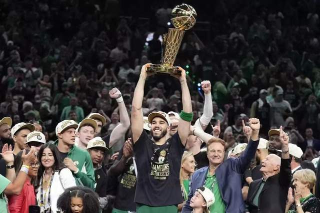 江苏一男子为头部长瘤的斑鸠喂水，网友担忧传播风险
